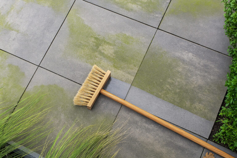 tegel-uitverkoop-groene-aanslag-van-tegels-verwijderen