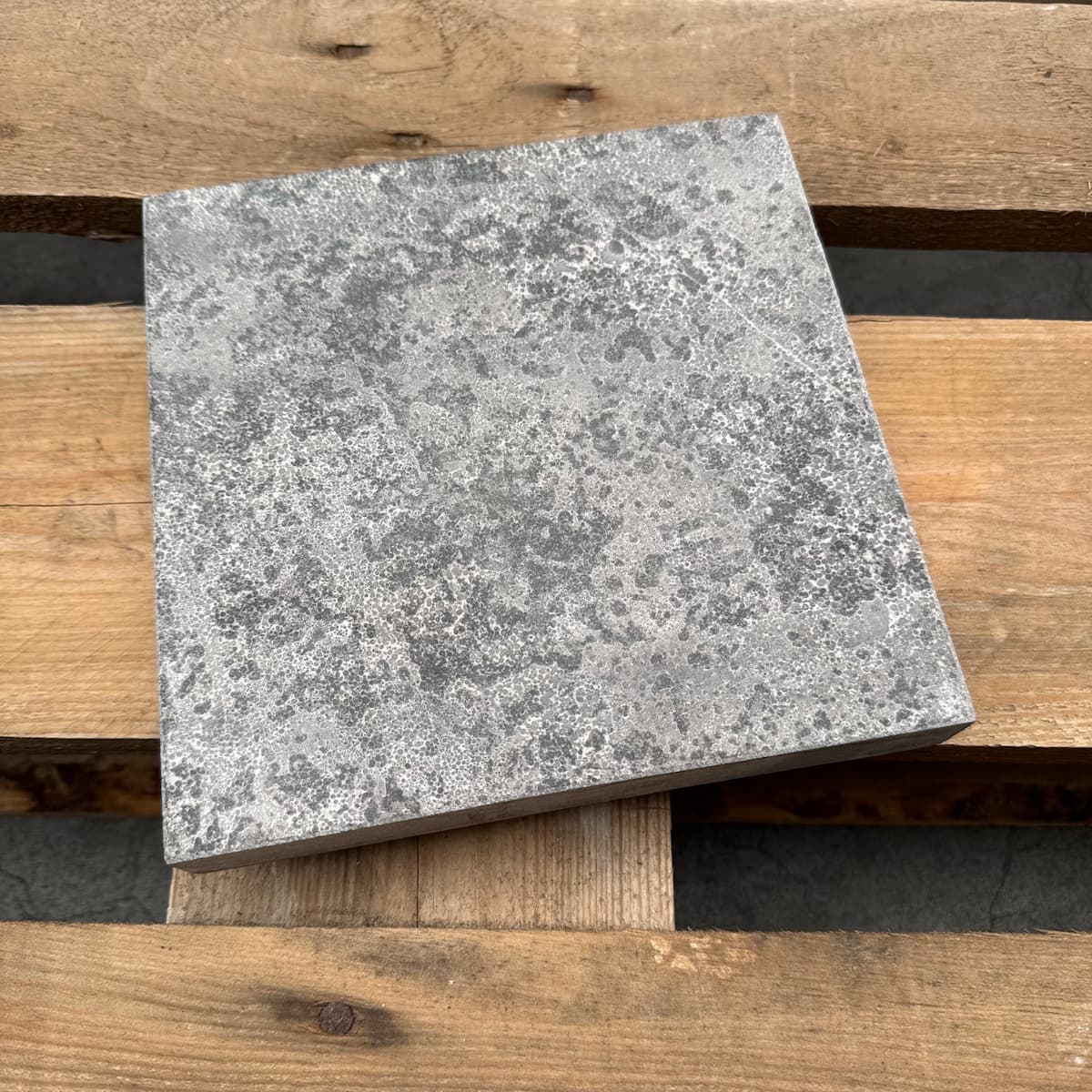 Chinees-Hardsteen-Gebrand-20x20x2,5cm-1 Grijs Vloertegels Natuursteenlook Chinees Hardsteen Gebrand 20x20x2,5cm