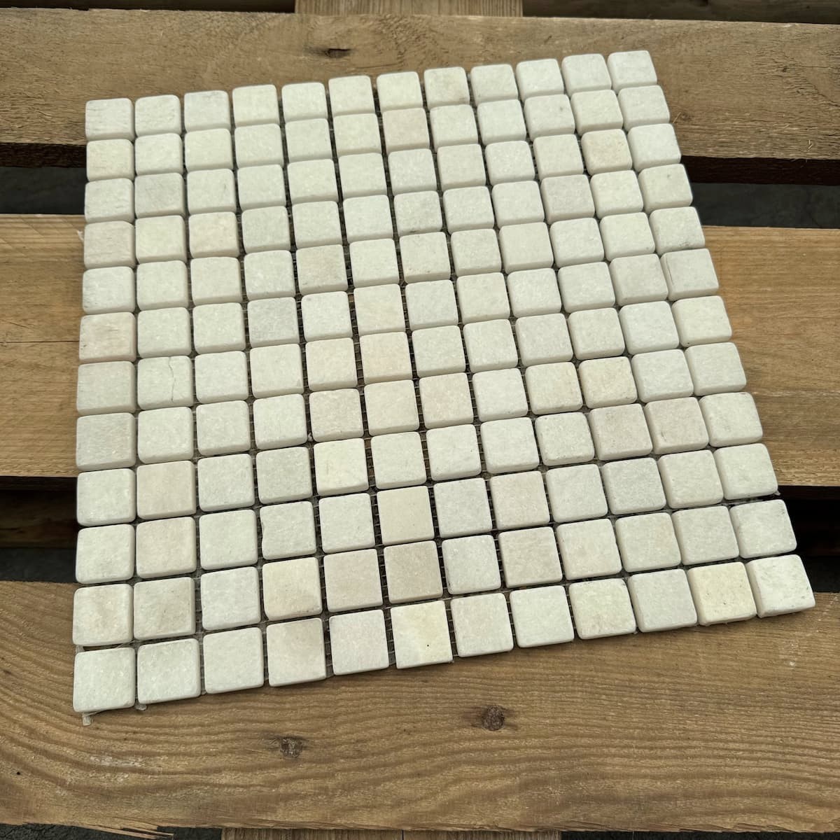 MTC-Marmer-Wit-Gezoet-2,3x2,3-Mozaïek-30,5x30,5cm-1 Wit Mozaiek Marmerlook MTC Marmer Wit Gezoet 2,3x2,3 Mozaïek 30,5x30,5cm