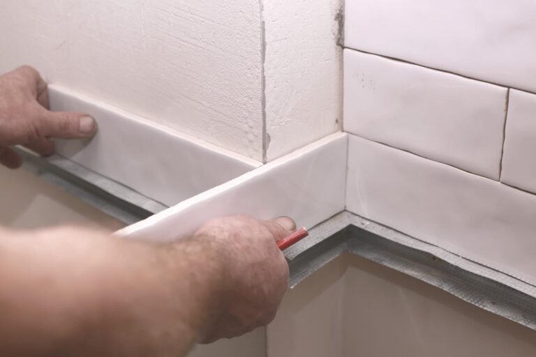 Tegelranden afwerken op witte tegels