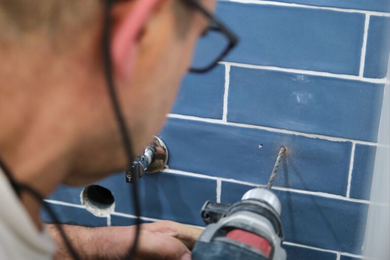 Man die gat in tegel boort