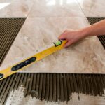 krassen op keramische tegels verwijderen