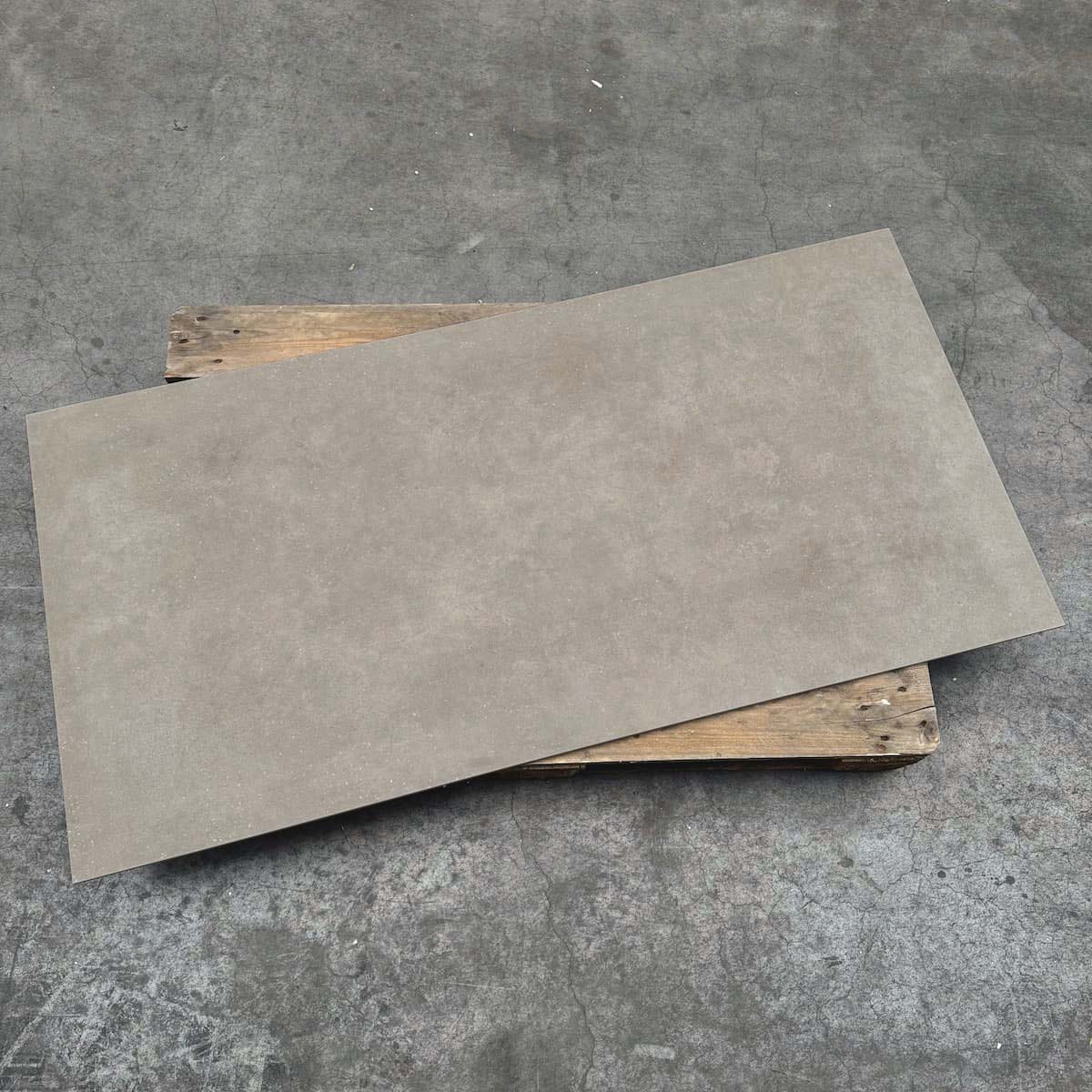 Atlas-Concorde-Dwell-Greige-Matt-75x150cm-1 Bruin Vloertegels Natuursteenlook Atlas Concorde Dwell Greige Matt 75x150cm (partij van 7,875 m²)