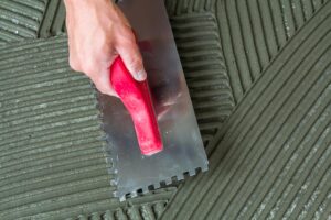 tegellijm verwijderen op tegels