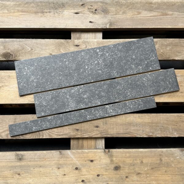 Zwart Wandtegels Natuursteenlook Flaminia Soignies Noir Strokenmix 5/10/15x60cm