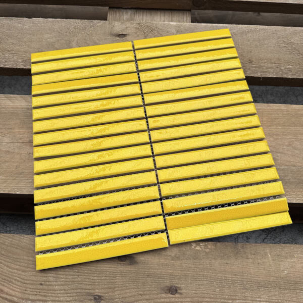 Geel Wandtegels Egaal KeraSelect Strip Geel 1,5x14,5 Mozaïek 30x30cm