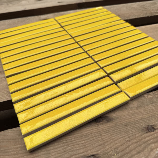 Geel Wandtegels Egaal KeraSelect Strip Geel 1,5x14,5 Mozaïek 30x30cm afbeelding 1