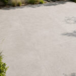 Keraselect-Ambiente-Greige-100x100x2cm-sfeerfoto