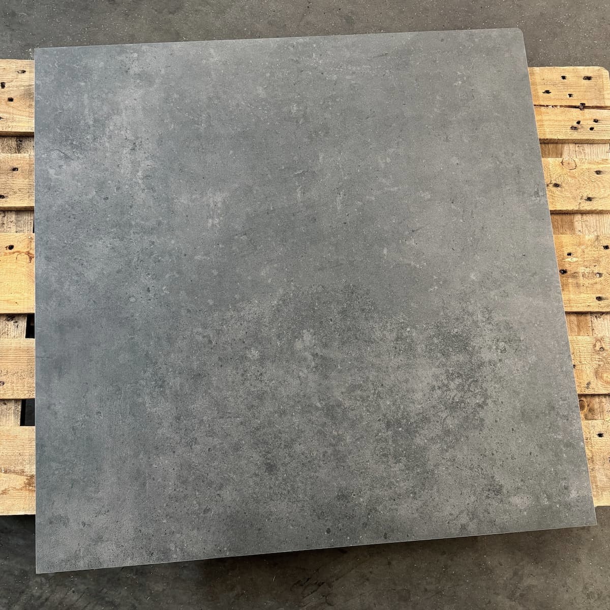 Ceratile-Cifrus-Antracite-90x90cm-1 Zwart Vloertegels Betonlook Cifre Nexus Antracite Mat 90x90cm