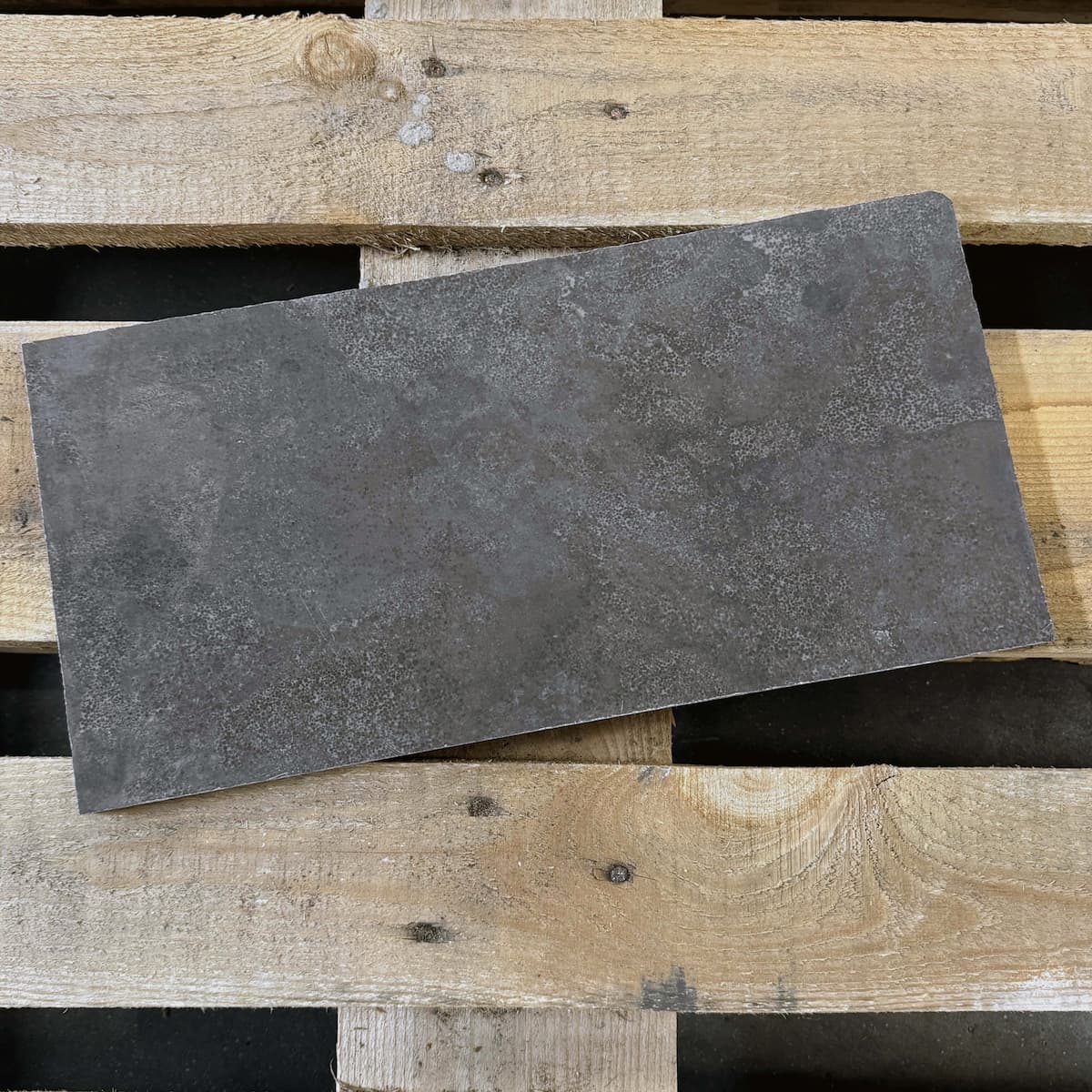 Chinees-Hardsteen-Gezoet-20x40x1cm-1 Zwart Natuursteen Natuursteenlook Chinees Hardsteen Gezoet 20x40x1cm